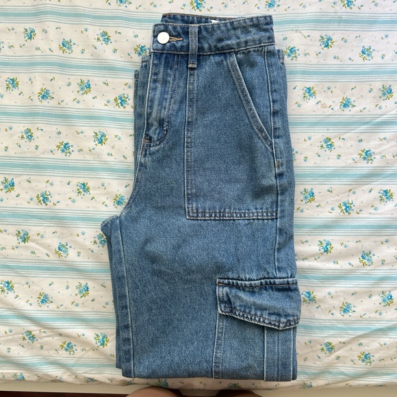 High waisted, cargo jeans - super comfy and perfect for summer! - Picture 7 of 10